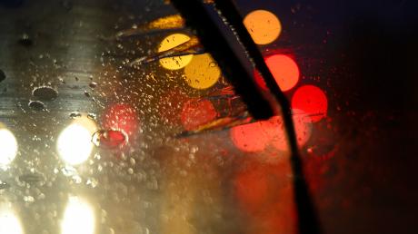 Nach Starkregen verunglückte am Mittwochabend ein Autofahrer auf der A8 bei Jettingen-Scheppach. 