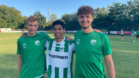 Anner Bueso aus Honduras spielt für ein paar Monate beim SV Aislingen. Seine Mannschaftskollegen um Luca Lößner (links) und Robin Eberle (rechts) helfen ihm dabei, sich im Team wohlzufühlen.