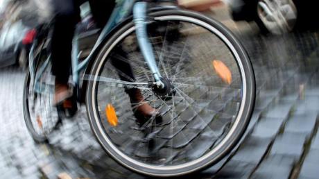 Eine 72-jährige Radfahrerin ist am Dienstag in Stettenhofen von einem Auto erfasst worden. 