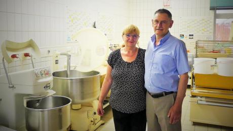 Noch ist die Backstube sein Reich und Arbeitsplatz: Bäcker und Geschäftsinhaber Albert Lang mit seiner Frau Renate.