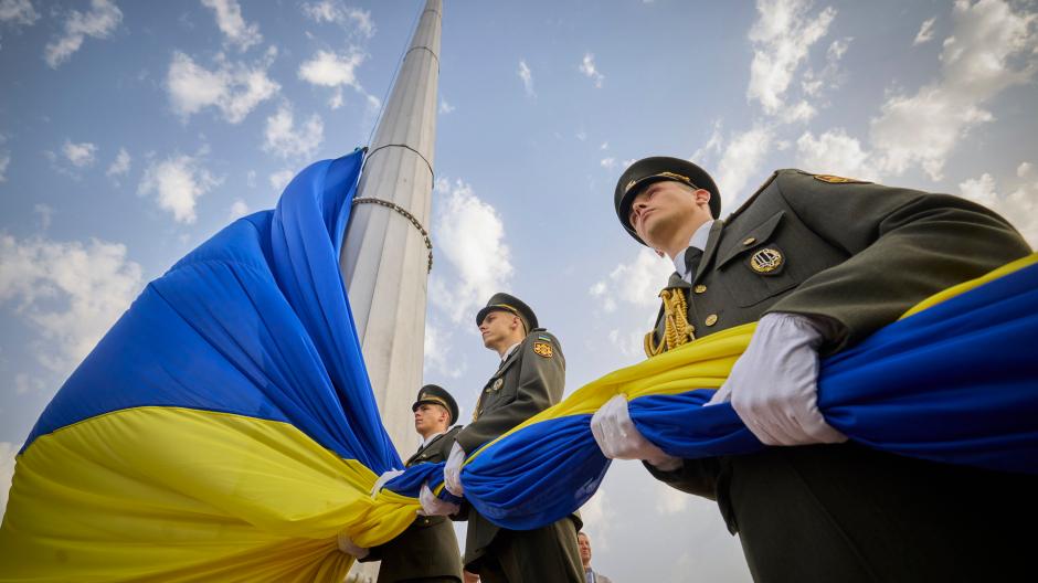 Die ukrainische Staatsflagge wird gehisst.