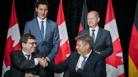 Freuen sich auf die Zusammenarbeit: (von links) Jonathan Wilkinson, Minister für natürliche Ressourcen, Premier Justin Trudeau, Vizekanzler Robert Habeck und Kanzler Olaf Scholz.