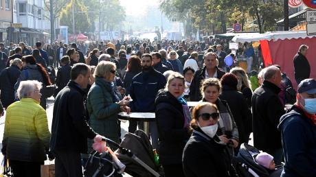 Tausende von Menschen strömten 2021 zum Marktsonntag in Lechhausen. Auch Oberhausen wünscht sich eine große Besucherschar am 4. September. 