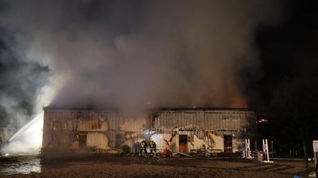 Beim Brand der Scheune, die einem Reiterhof in Holzheim als Strohlager dient, entwickelte sich eine große Rauchwolke.
