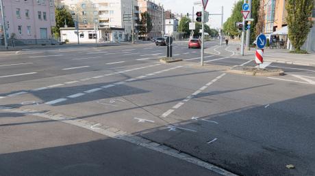 An der Einmündung Gögginger / Eichleitnerstraße wurde eine 65-jährige Radfahrerin von einem Lkw erfasst. Sie starb noch an der Unfallstelle. 