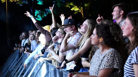 Glückliche Gesichter und konzentrierte Blicke in Richtung Bühne beim Singoldsand Festival in Schwabmünchen vergangenes Jahr.