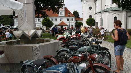 Historische Zweiräder vor historischem Gemäuer: Am Wochenende findet wieder der Hobby- und Handwerkermarkt in Klosterlechfeld statt.
