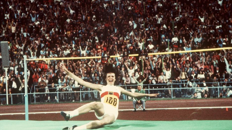 Die 16-jährige Hochspringerin Ulrike Meyfarth jubelt zusammen mit tausenden Zuschauern nach der Landung. Sie gewinnt bei den XX. Olympischen Sommerspielen in München am 04.09.1972 sensationell die Goldmedaille mit neuem Weltrekord von 1,92 m.