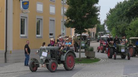 Ein langer Konvoi mit Fahrzeugen bewegte sich durch die Straßen von Ellgau.