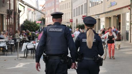 Ein Mitarbeiter des städtischen Ordnungsdienstes in Augsburg wurde bei einer Kontrolle schwer verletzt. Ein Mann hatte ihn mit einem Auto erfasst.