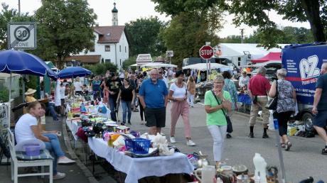 Schon vormittags war in den Budenstraßen beim Biberbacher Heilig-Kreuz-Markt bunter Betrieb.