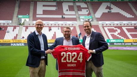 Freuen sich über die neue Partnerschaft des Igenhausener Unternehmens Haimer mit dem FC Augsburg: (von links) Tobias Völker, Andreas Haimer und Michael Ströll.