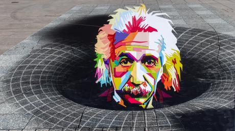 Der Physiker Albert Einstein ist am 14. März 1879 in Ulm geboren. Der Verein "Albert Einstein Discovery Center Ulm" erinnert mit einem Bild auf dem Münsterplatz an seinen Geburtstag.
