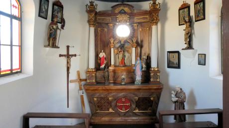 Von der einst vielbesuchten Wallfahrt zur Kapelle zur Schwarzen Madonna zeugen noch einige Votivtafeln.