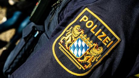 Heckscheibe eines Pkw bei Deisenhausen demoliert: Die Polizei bittet um Hinweise. 