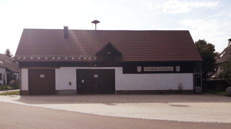 Das alte Feuerwehrgerätehaus, ein ehemaliger Viehstall aus dem Jahr 1976 in Breitenthal, ist nicht mehr zeitgemäß.