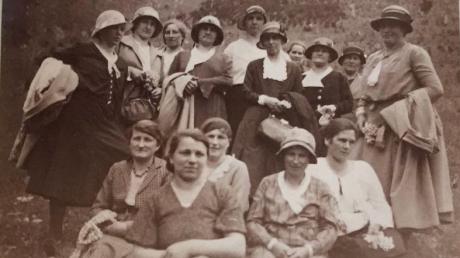 Früher traten die Großaitinger Frauen mit Kleid und Hut auf, heute zählen blaue Schals mit Broschen zu ihren Erkennungsmerkmalen.