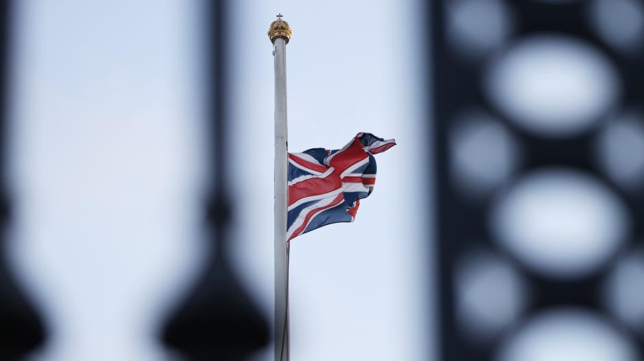 Die britische Nationalflagge weht auf Halbmast am Buckingham Palast.