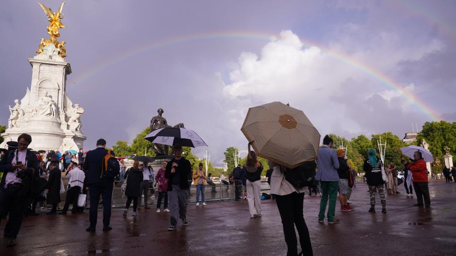 Während die Menschen noch um das Leben der Queen bangten, bildete sich ein Regenbogen über dem Queen Victoria Memorial in London.