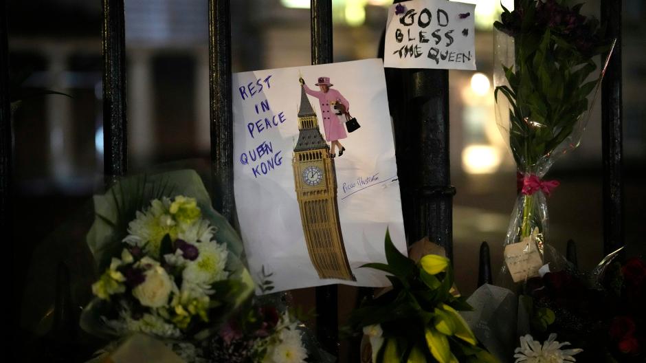 Auf einer Zeichnung vor dem Buckingham Palace hält sich Queen Elizabeth an Big Ben fest, wie King Kong im Film. "Ruhe in Frieden Queen Kong", steht daneben.