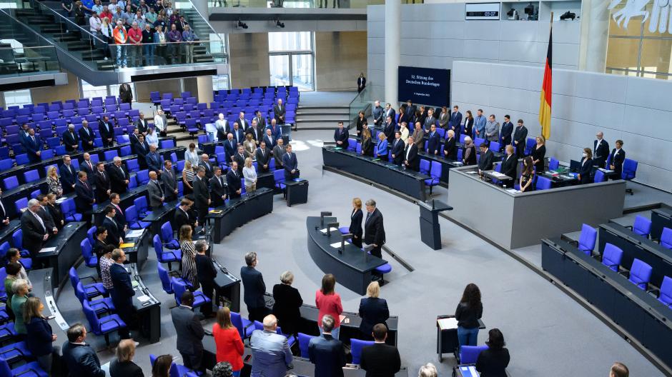 Die Mitglieder des Deutschen Bundestags gedenken zu Beginn der Plenarsitzung der britischen Königin Elizabeth II. mit einer Schweigeminute.