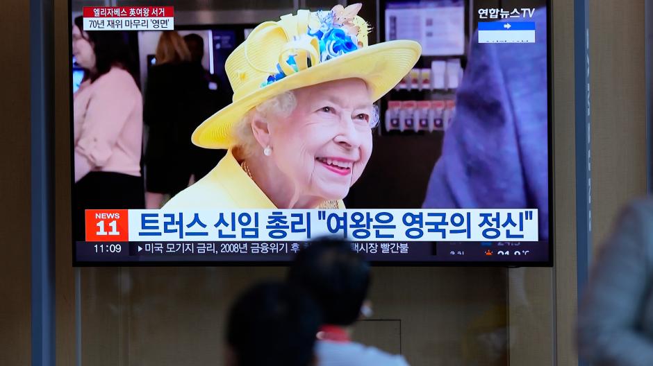 Die Nachricht vom Tod der Queen geht um die Welt: Auch im Bahnhof von Seoul in Südkorea wird darüber berichtet.