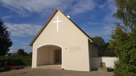 Die Aussegnungshalle beim Friedhof in Langenhaslach erhielt einen neuen Anstrich und wurde mit einem Kreuz in Blattgold und einem Spruch des Bischofs Augustinus Aurelius versehen.