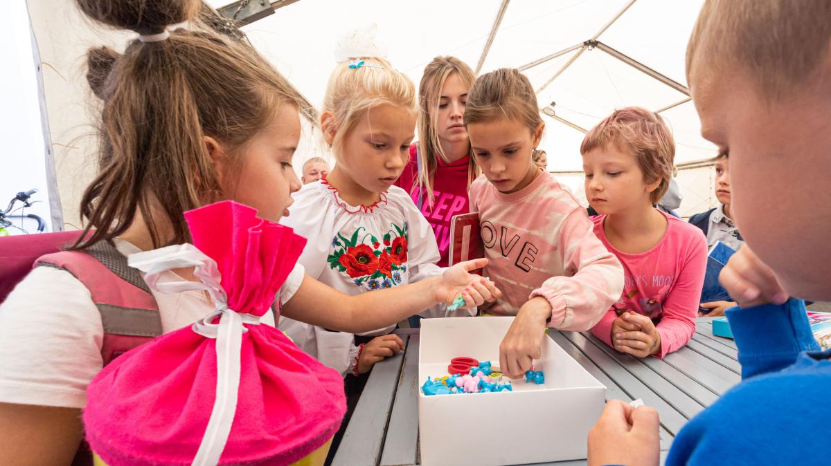 #Augsburg: Wärmestube stiftet Kindern Set zum Schulanfang