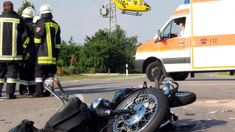 In Fünfstetten kam es zu einem schweren Verkehrsunfall, als ein Mopedfahrer mit einem Auto kollidiert.