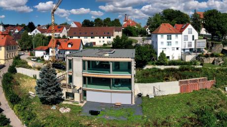 Am Martinstor, am Fuße des Oberelchinger Klosters im Landkreis Neu-Ulm, wird derzeit eine noch nicht fertiggestellte Villa zum Verkauf angeboten. Der Preis liegt bei 5,1 Millionen Euro.
