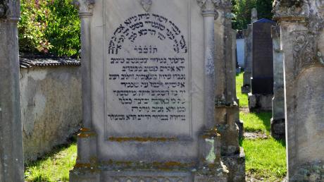 Grabstein auf dem jüdischen Friedhof von Hainsfarth mit Inschrift in hebräischer Sprache 