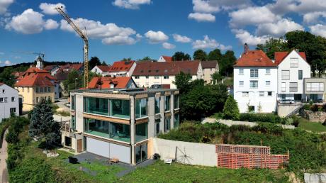 Der Kran steht noch immer auf dem Grundstück der Villa in Oberelchingen. Dem Bauherr droht nun ein Zwangsgeld.