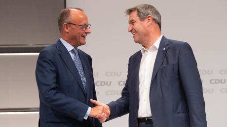 Betont gute Beziehung: CDU-Chef Friedrich Merz (links) und CSU-Chef Markus Söder reichen sich beim CDU-Parteitag die Hand.