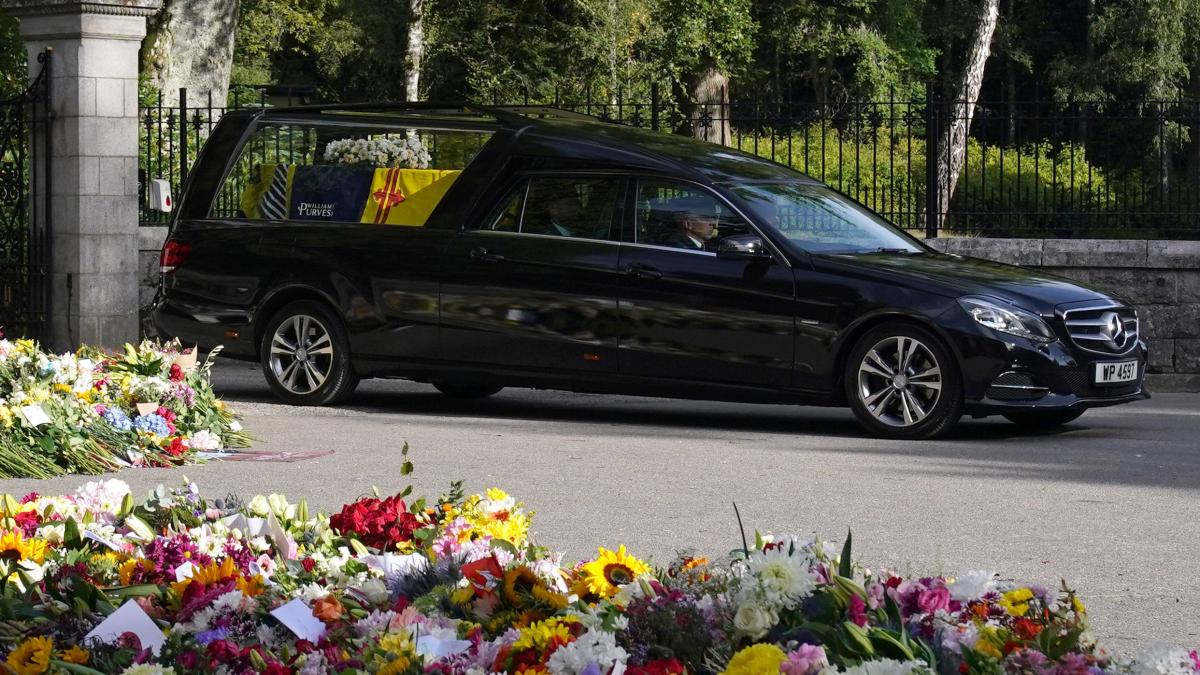 #News-Blog: Leichenwagen mit Sarg der Queen auf dem Weg nach Edinburgh