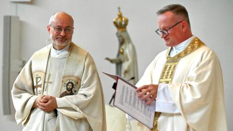 Pfarrer Andreas Theurer (links) wurde von Dekan Thomas Pfefferer in der Kirche Herz Mariä in sein Amt eingeführt. 