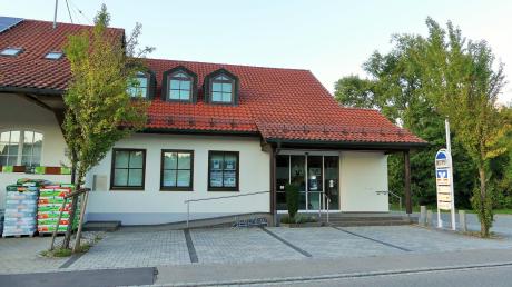 Im Gebäude der Raiffeisenbankfiliale in Kettershausen soll eine Wohnung entstehen.