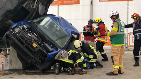 In insgesamt drei Disziplinen musste sich das Neuburger Feuerwehr-Team beweisen. Dafür wurden Verkehrsunfälle inszeniert. Die Insassen mussten aus den zerstörten Autos befreit werden.