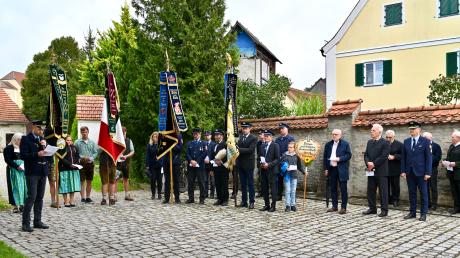 Am Festtag zum hundertjährigen Bestehen der Krieger- und Soldatenkameradschaft Klingen wurde am Kriegerdenkmal der verstorbenen Kameraden gedacht.