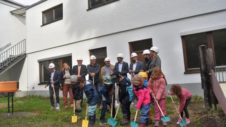 Beim Spatenstich zur Krippenerweiterung in Illerberg haben Kinder fleißig mitgeholfen. Auch viele andere Bauprojekte standen 2022 auf dem Plan.