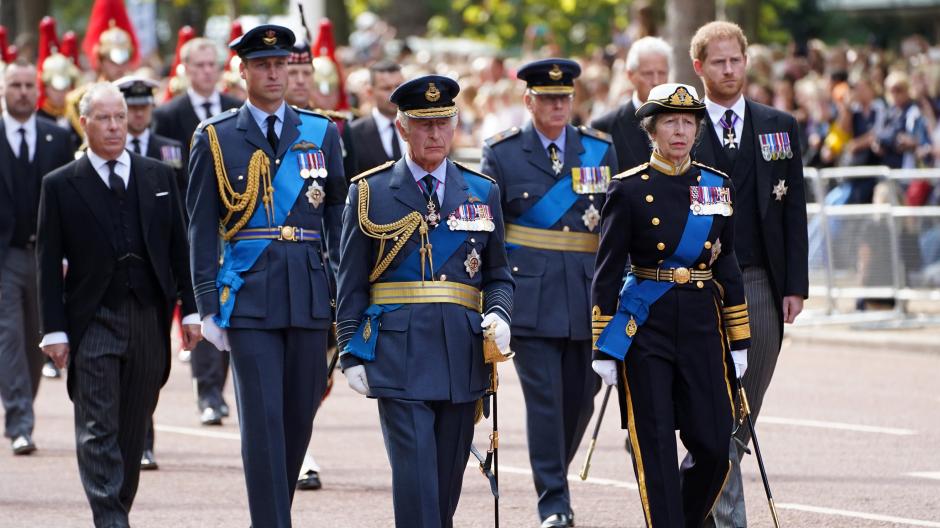 Prinz William (von links), König Charles III., Prinzessin Anne und Harry folgen dem Sarg von Königin Elizabeth II.