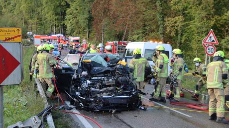 Am Ortseingang Kötz hat sich am Mittwochabend ein schwerer Unfall ereignet. Mehrere Feuerwehren aus dem Landkreis waren im Einsatz. 