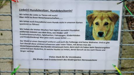 Dieser Appell an die Hundebesitzer- und besitzerinnen ist am Eingang zum Kindergartenspielplatz in Herrenstetten zu lesen. 