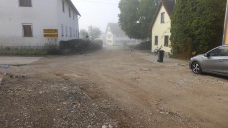 Die Ortsdurchfahrt von Lochenbach ist seit Monaten gesperrt. Die Straße soll bald asphaltiert werden.