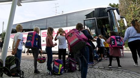 Dass Kinder für den Weg von der  Grundschule Gablingen zur Mittagsbetreuung den Schulbus benutzen müssen, stört einige Eltern.