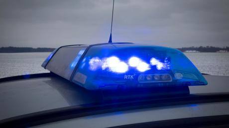 Ein Unbekannter hat mit seinem schwarzen Pick-up in Schwabegg einen Unfall verursacht und flüchtete. 