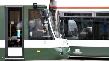 In Augsburg hat ein Fahrgast einem Straßenbahnfahrer im Streit ins Gesicht gespuckt. 