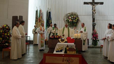 Im Kreise seiner Amtsnachbarn und Mitarbeitenden feierte Pfarrer Markus Schönfeld den Festgottesdienst zu seiner Amtseinführung.