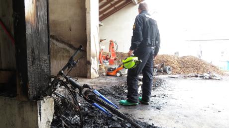 Nach einem erneuten Brand in Osterberg waren Brandermittler der Kriminalpolizei und Physiker des LKA aus München auf dem Bauernhof, um der Ursache auf den Grund zu gehen.