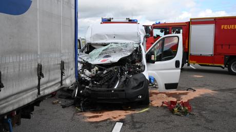 Auf der A8 zwischen Merklingen und Hohenstadt beim Parkplatz Widderstall ist ein tödlicher Unfall passiert.