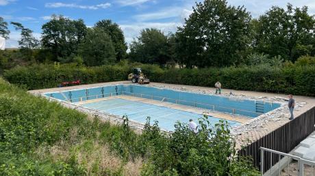 Am Schwimmerbecken im Dasinger Freibad müssen noch Pflasterarbeiten durchgeführt werden – einer der Posten im Haushaltsplan für das Jahr 2023.